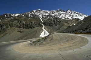 los Karakolen Wüste Autobahn, mit viele Kurven, im das Anden Berge foto