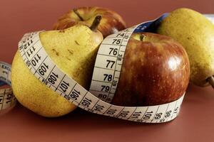 Band messen und Apfel symbolisieren Diät und Fettleibigkeit foto