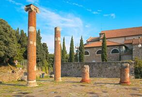 uralt Säulen von san giusto in der Nähe von paläochristlich Basilika von Triest, Friaul-Venedig Julia, Italien. foto