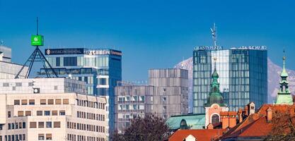 Ljubljana, Slowenien - - Dezember 23, 2023. Innenstadt Ljubljana, das interkontinental und großartig Platz Hotels, Abonnieren Gebäude, skb Bank und Franziskaner Kirche von das Verkündigung. foto