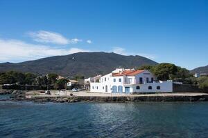 Küste im Cadaques, ein idyllisch Dorf im Katalonien foto