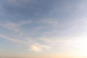 schön Morgen oder Abend Blau und Orange Himmel genommen beim das Meer benutzt wie natürlich schwarzer Grund Textur foto