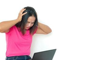 Frau mit Laptop auf Weiß Hintergrund ,unzufrieden und wütend Stimmung. foto
