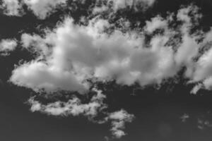 Fotografie zum Thema weißer bewölkter Himmel im unklaren langen Horizont foto