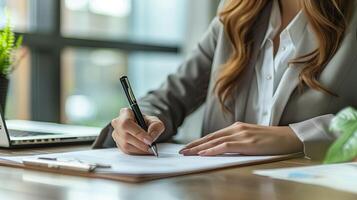 ai generiert Geschäftsfrau mit Stift Unterzeichnung, Schreiben im Büro foto