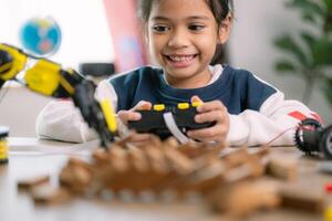 asiatisch Mädchen wurden Lernen Roboter Programmierung und bekommen Lektionen Steuerung auf Roboter Waffen. Labor. Mathematik, Maschinenbau, Wissenschaft, Technologie, Computer Code, Kodierung. Stengel Bildung. foto