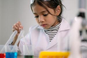 asiatisch Kind Mädchen Lernen Wissenschaft Chemie mit Prüfung Tube Herstellung Experiment beim Schule Labor. Ausbildung, Wissenschaft, Chemie, und Kinder- Konzepte. früh Entwicklung von Kinder. foto