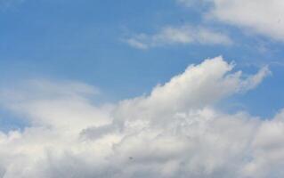 Hintergrund von Weiß Wolken und Blau Himmel foto