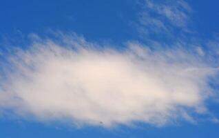 Hintergrund Foto von Weiß Wolken und klar Blau Himmel