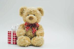 ai generiert bezaubernd Teddy Bär mit Geschenk Box isoliert auf Weiß Hintergrund foto