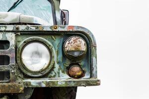 ai generiert Fernlicht LKW Scheinwerfer isoliert auf Weiß Hintergrund foto