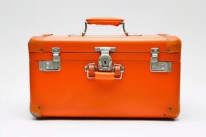 ai generiert glatt Orange Koffer isoliert auf Weiß Hintergrund foto