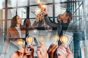 Zusammenarbeit und Brainstorming Konzept mit Geschäftsleute Das Teilen ein Idee mit ein Lampe foto