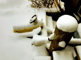 das Schnee bedeckt Schlitten geparkt draußen das Haus nach das Schneefall im Digital Gemälde Stil foto