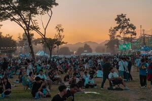 Korat, Thailand, 2023 - - Menschen haben Spaß beim draussen Musik- Festival. foto