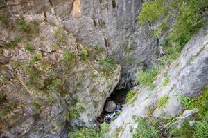 schnell fließend Wasser im Sapadere Schlucht mit Felsen und Steine im das Stier Berge in der Nähe von Alanya, Truthahn foto