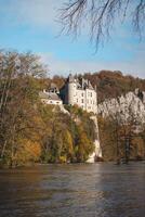 mittelalterlich Walzin Schloss auf das Banken von das Fluss weniger im das Wallonien Region von Süd- Belgien. gotisch Wiederbelebung Schloss steht auf ein steil Felsen im das Provinz namur foto