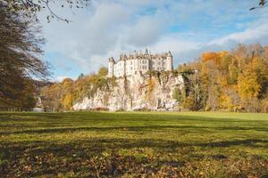 mittelalterlich Walzin Schloss auf das Banken von das Fluss weniger im das Wallonien Region von Süd- Belgien. gotisch Wiederbelebung Schloss steht auf ein steil Felsen im das Provinz namur foto