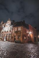 Abend Stadt Center von Gent im das Flandern Region, Belgien. klassisch Straßen von Belgier Städte. historisch Gebäude von das reicher Teil von Gent foto