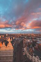Aufpassen das Sonnenuntergang Über Gent von das historisch Turm im das Stadt Center. romantisch Farben im das Himmel. rot Licht leuchten Gent, Flandern Region, Belgien foto