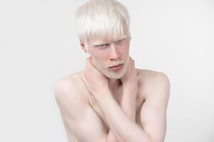 Porträt von ein Albino Mann im Studio gekleidet T-Shirt isoliert auf ein Weiß Hintergrund. abnormal Abweichungen. ungewöhnlich Aussehen foto