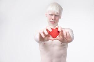 Porträt von ein Albino Mann im Studio gekleidet T-Shirt isoliert auf ein Weiß Hintergrund. abnormal Abweichungen. ungewöhnlich Aussehen foto