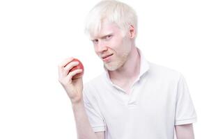 Porträt von ein Albino Mann im Studio gekleidet T-Shirt isoliert auf ein Weiß Hintergrund. abnormal Abweichungen. ungewöhnlich Aussehen foto