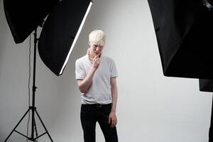 Porträt von ein Albino Mann im Studio gekleidet T-Shirt isoliert auf ein Weiß Hintergrund. abnormal Abweichungen. ungewöhnlich Aussehen foto