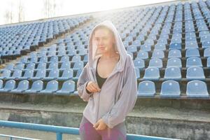 Porträt von ein schön kaukasisch Mädchen Athlet im das Morgen Lauf foto