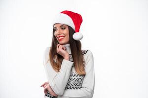 schließen oben Porträt wunderschön kaukasisch Frau im rot Santa Hut auf Weiß Studio Hintergrund. Weihnachten und Neu Jahr Urlaub Konzept. foto