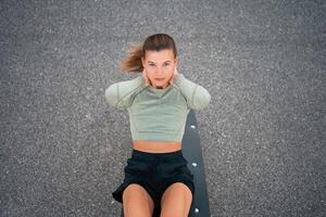 Sit-ups Übungen. aktiv, passen sportlich Frau tun Sit-ups, ausüben und Ausbildung zum Fitness draussen Fitnessstudio foto