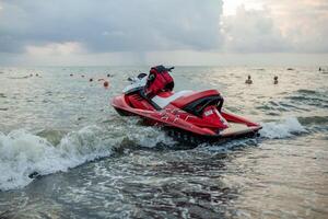 Ureki, Georgia August 2018 schwarz Sand Strand rot Hydrocycle foto