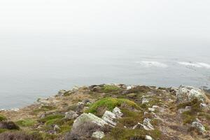 Sommer- atlantisch felsig Küste Aussicht groß steinig Steinschlag auf Abgrund Ufer und Ozean Surfen Wellen. Crozon, Frankreich Aussicht in der Nähe von das Denkmal Marine- Luftfahrt Kap von das Ziege kann 2018 foto