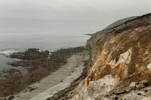 Sommer- atlantisch felsig Küste Aussicht groß steinig Steinschlag auf Abgrund Ufer und Ozean Surfen Wellen. Crozon, Frankreich Aussicht in der Nähe von das Denkmal Marine- Luftfahrt Kap von das Ziege kann 2018 foto