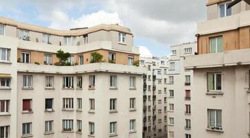 das alt Wohn Gebäude und das Blau Himmel. Dort sind ein Menge von alt Gebäudein Paris foto