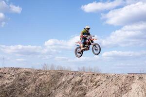 Charkow. Ukraine März 2021 moto Kreuz Ausbildung Enduro Fahrrad Reiten aus Straße Spur foto