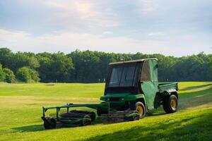 Golf Ball Piker Kollektor Maschine elektrisch Auto zum sammeln Golf Bälle auf Feld foto