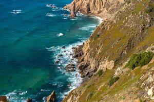 atlantisch Ozean Aussicht mit Cliff. Aussicht von atlantisch Küste beim Portugal, cabo da roca. Sommer- Tag foto