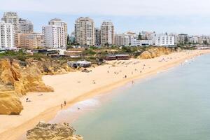 Armakao de pera Algarve Portugal. schön Aussicht auf atlantisch Ozean beim Tag Zeit und Stadt foto