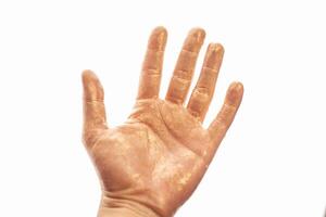 Mensch Hand gemalt Gold Farbe isoliert auf Weiß Hintergrund foto
