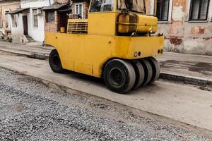 Walze Ingenieurwesen Fahrzeug kompakt Boden, Kies, Beton oder Asphalt während Straße funktioniert foto