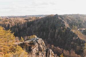 bergig und felsig Umgebung von das Abonnieren sarka Senke im das Nord Teil von Prag während Sonnenuntergang. das Schönheit von das Hauptstadt von das Tschechisch Republik foto