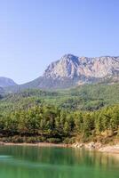 Antenne Aussicht von das entspannend und szenisch Abonnieren Teich und Umgebung schön Berge. Antalya, Truthahn. foto
