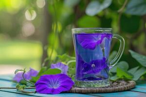 ai generiert Klitoris Ternate, Kräuter- Tee, lila Blau Blume und trinken . minimal bunga telang,generativ ai foto