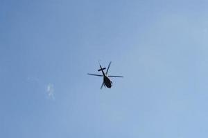 Am azurblauen Himmel fliegt ein Hubschrauber. foto