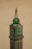 Miniatur von das Welt höchste Uhr Turm oder zam-zam Turm oder abraj Al-Köder Gebäude im Mekka, Saudi Arabien, 10 Oktober 2023. foto