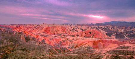 tolle Landschaft von China Berge und Blau Himmel Hintergrund im Sonnenuntergang. zhangye danxia National Geopark, Gansu, China. bunt Landschaft, Regenbogen Hügel, ungewöhnlich farbig Felsen, Sandstein Erosion foto