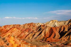 tolle Landschaft von China Berge und Blau Himmel Hintergrund im Sonnenuntergang. zhangye danxia National Geopark, Gansu, China. bunt Landschaft, Regenbogen Hügel, ungewöhnlich farbig Felsen, Sandstein Erosion foto