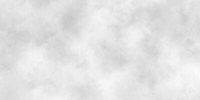 Grunge Wolken oder Smog Textur mit Flecken, Weiß wolkig Himmel oder Wolkenlandschaft oder Nebel, schwarz und Weiß Gradient Aquarell Hintergrund. foto