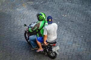 ein online Motorrad Taxi oder gojek Treiber Wer ist liefern Passagier Aufträge, Indonesien, 19 Oktober 2023. foto